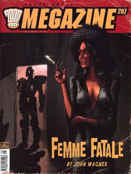 Judge Dredd Megazine IV 207 - Femme Fatale - John Wagner - Woman Holding Needle - Robot In Doorway - 2000 Ad