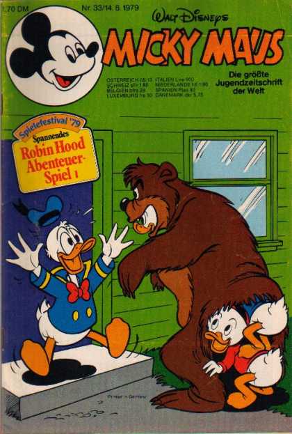 Micky Maus 1235 - Bear Costume - Front Door - Scared - Window - Prank